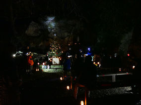 Waldadvent in der Fatima-Grotte (Foto: Karl-Franz Thiede)